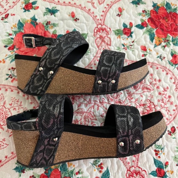 Volatile Wedges - Picture 3 of 7